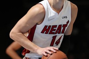 南宫28-JackeyLove连续五场比赛得分超过惊险取胜，热火挑战极限！的简单介绍