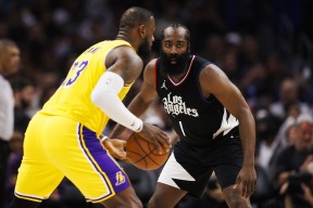 NG28-包含詹姆斯迎来十二赛季出色发挥，快船观众热烈欢呼！赛场气氛高涨的词条