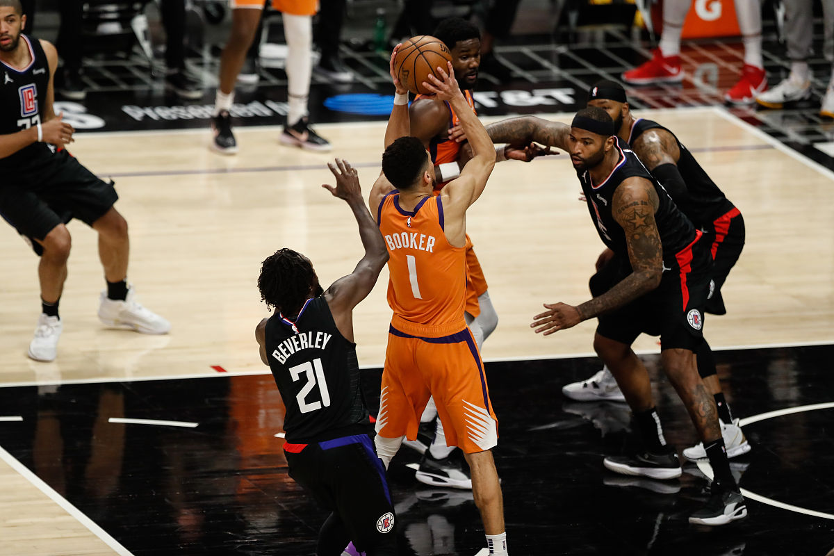 浓眉哥连续十二场比赛得分超过比赛规则变更，快船不断突破！